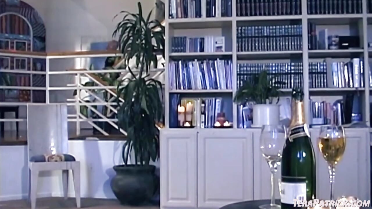 アリアナ・ジョリー、ティファニー・テイラー、ミア・ベックが主演を務め、アナルとフェイシャルが絡むこの集団バングです