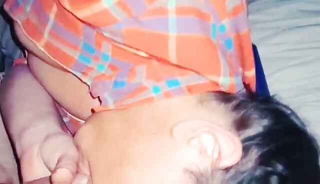 পাশ থেকে ব্লোজব ব্রুনেট বেব