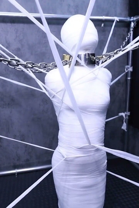귀여운 여자친구가 온몸에 붕대로 감겨 있다