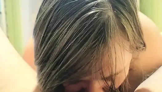 Дикая милфа с большими сиськами подпитывает безжалостный минет