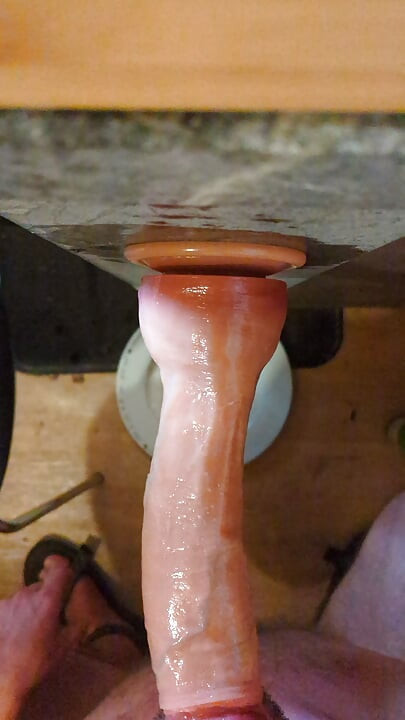 Calentando y estirando mi garganta para una nueva sesión de garganta profunda