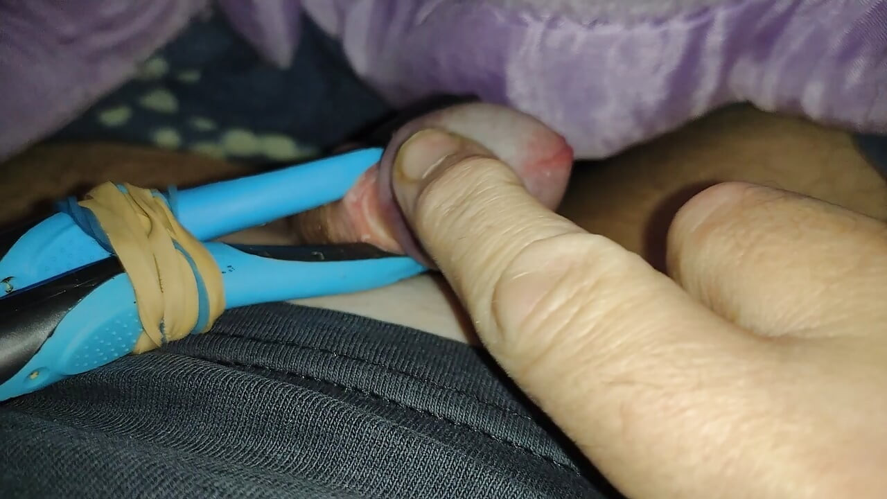 עטרה משחקת עם ויברטור ביתי