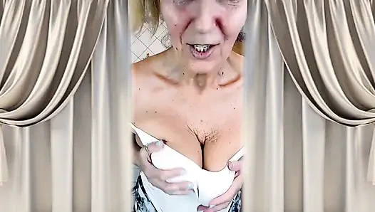 Ateşli ev hanımı Lukerya mutfakta soyunuyor, çıplak flört ediyor, orta yaşlı seksi kadın göğüslerini ve götünü gösteriyor