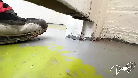 Danny d crot di dalam memek kat di kamar mandi