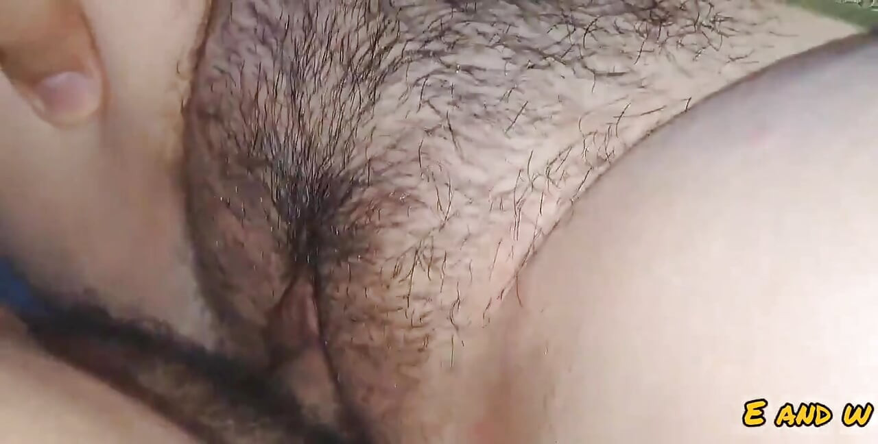 Crot di dalam memek tetanggaku yang mungil