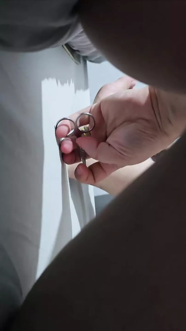 Step mom cauon camera while doing her nails from her legs by naked step son
