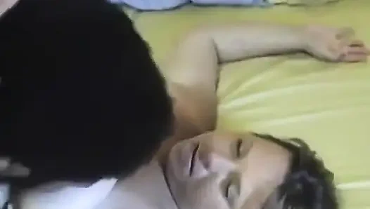 Junger hengst fickt bBW gassenkatze für einen creampie