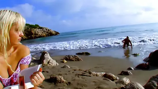 Blond kobieta rucha się z nieznanym mężczyzną na plaży