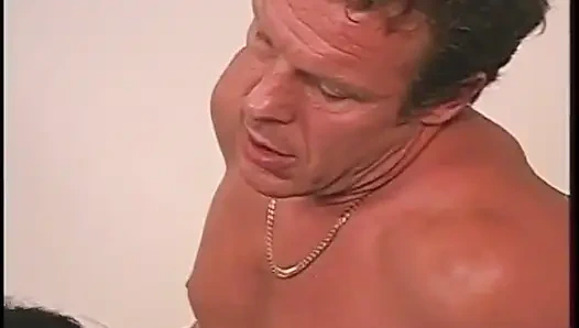 Pelacur rambut hitam panas dengan dua pria tubuh keras dalam aksi biseksual di lantai studio