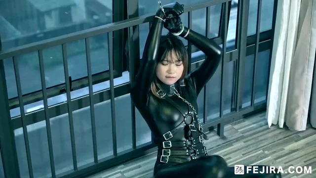 Fejira com Girl on leather single glove torture P2