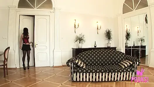 Sürtük piliç Valeria yüze boşalmak için üçlü seks yapıyor