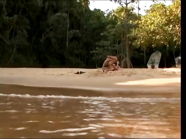 Hermosa joven latina lo toma en cada hoyo justo en el agua
