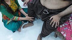 Индийская баху делает массаж ступней богатому старому Sasur, затем трахает ее задницу чистым звуком хинди - полный горячий разговор