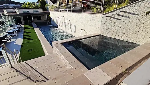 Чернокожая богиня Lily Starfire с огромными натуральными сиськами трахается у бассейна