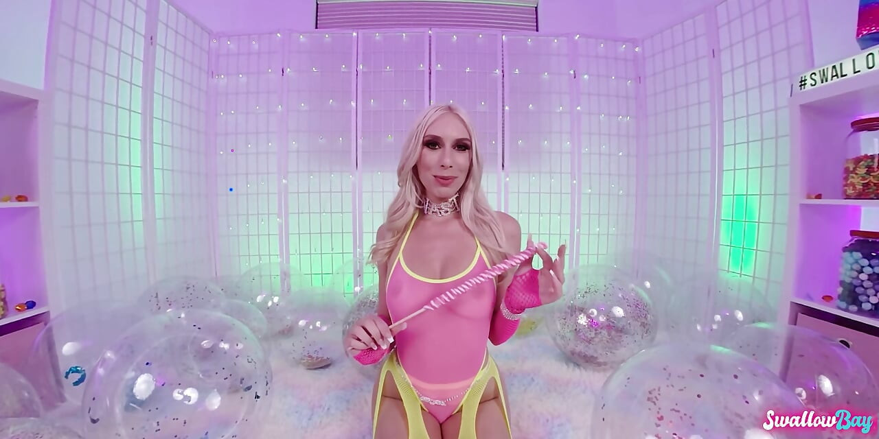 Ateşli barbie kız kay güzel mastürbasyon yapıyor ve yarak emiyor