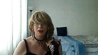 Tesão de milf travesti de lingerie mostra seu corpo e brinca com um vibrador simulando uma chupada