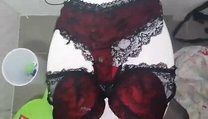 Mamica u gaćicama svršava