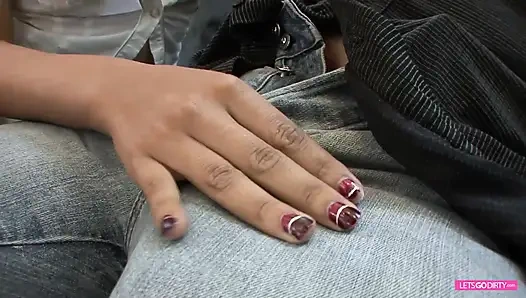 Behaarte college-schönheit reitet harten schwanz