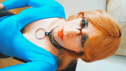 Sissy, Transvestit mit Brille berührt sich selbst