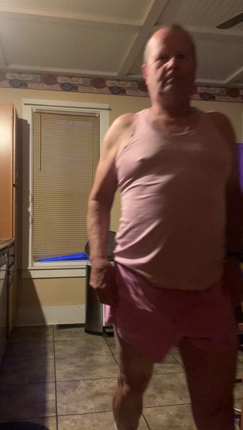 作为一个穿着粉红色的娘娘腔想要鸡巴和射精。顺从的娘腔总是想要鸡巴吮吸并喜欢我的粉红色衣服