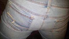 Сперма на ее заднице с американскими джинсами Eagles.