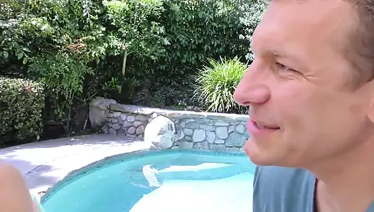 Сквиртующая шлюшка у бассейна наскивается от спермы и соков