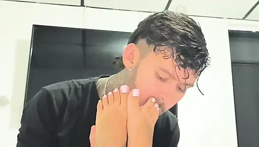 I suck her feet Ami girlfriend