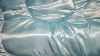 Атласное лоскутное одеяло