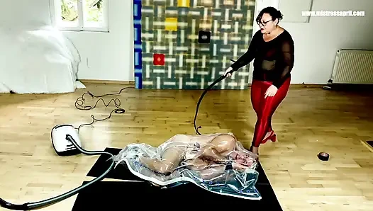 Domina, herrin, april - geräumte und verschlossene sklavin