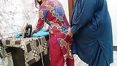德西巴基斯坦美丽的女仆在铁桌上性交