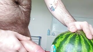 Wichsen mit einer wassermelone