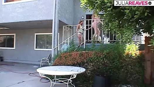 Gadis-gadis hot saling ngentot pakai dildo ukuran raksasa pakai strap-on