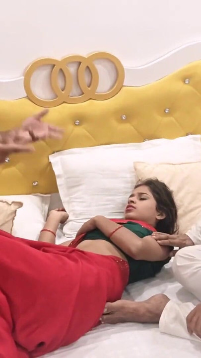 Indiano velho padrasto softcore preliminares sexo a três | Clipe 2