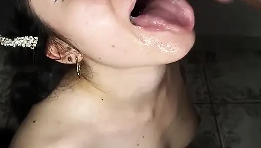 Cewek nakal dan boneka sange ini pengen telan sperma - sepong kontol amatir