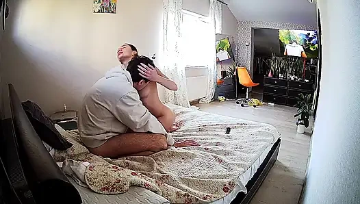 Danildo spielt mit Kamilas titten, während sein schwanz befriedigt wird