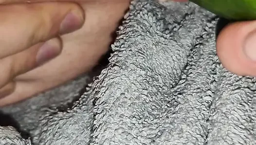 Karım büyük bir salatalık ile götümü sikiyor.