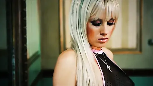 Syren Sexton соблазняет Mark с мокрой киской и розовыми трусиками