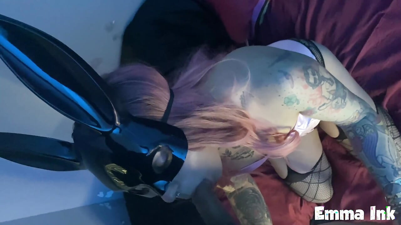 Anh ấy đấm vào mông khít khao, đút sâu vào cổ họng và chảy tràn tinh dịch