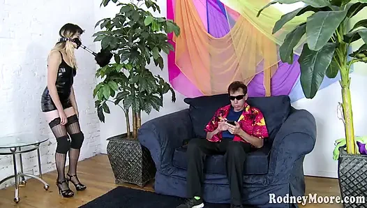 Klasik kıllı hipster kız gözlüğü ve itaatkar