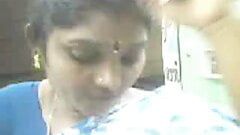 Tamilische Tante, Möpse von Ladenbesitzer gedrückt