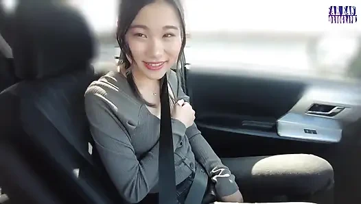 Cewek seksi ini lagi jalan-jalan sambil jalan-jalan di mana matanya yang ramai-ramai memuncak!