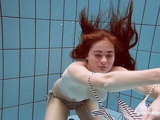 Schau zu, wie die sexiesten Mädchen nackt im Pool schwimmen