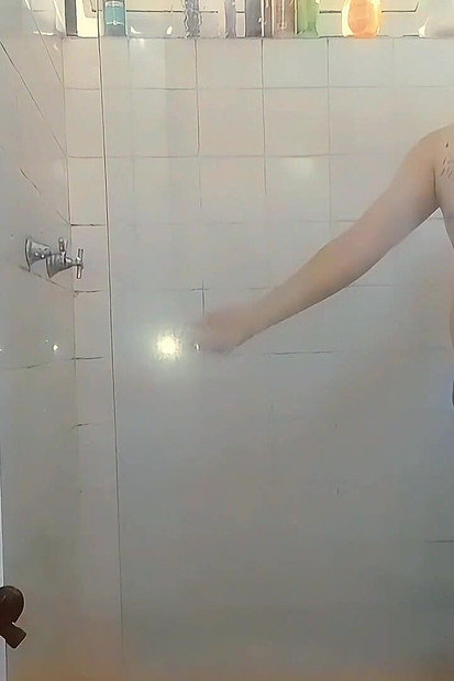 下着姿でイク、小便をする、そしてムラムラしていたのですぐにまたイク。