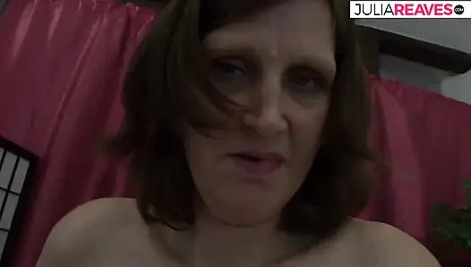 Возбужденной милфе растягивают бритую киску с массивными толстями члена