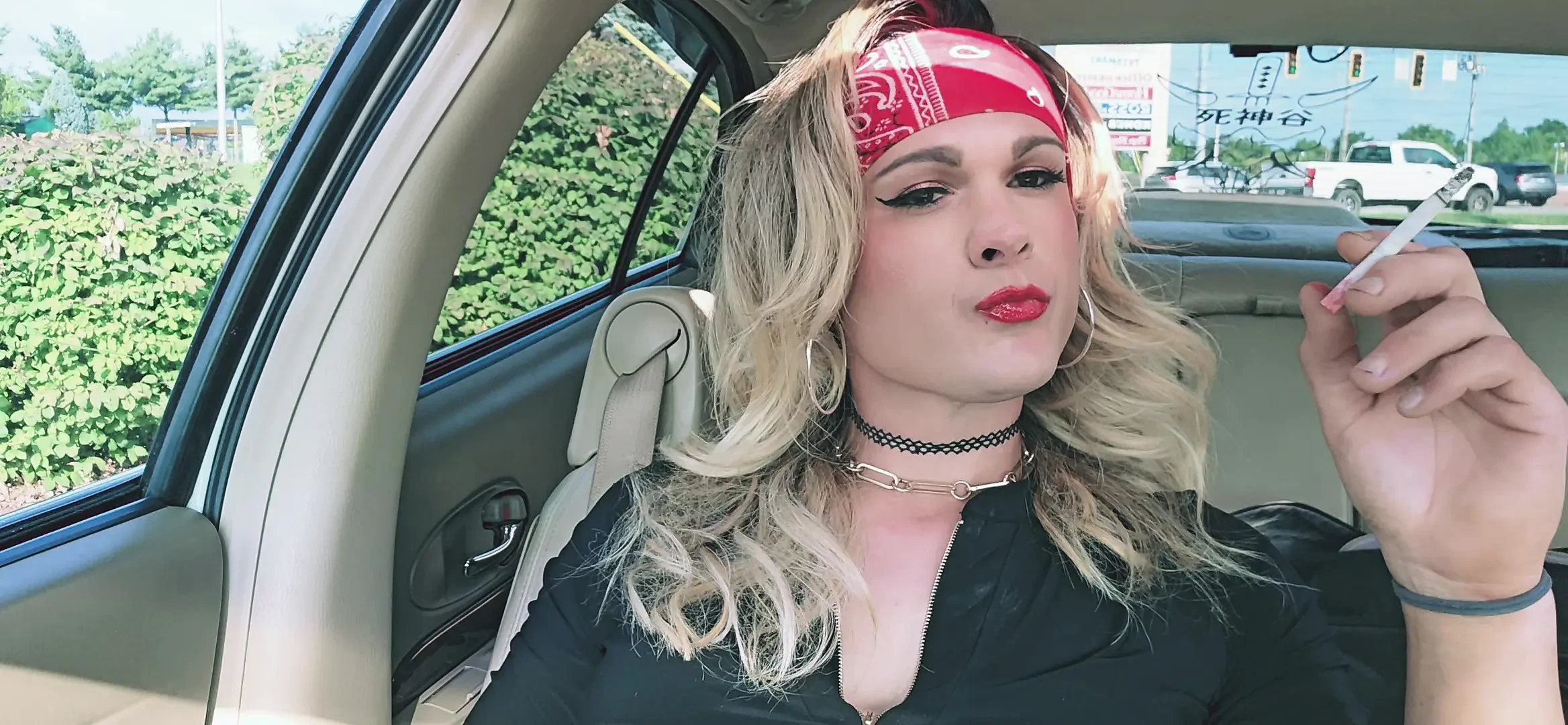 Kylie Babes fumando, fetiche, jogo de carro