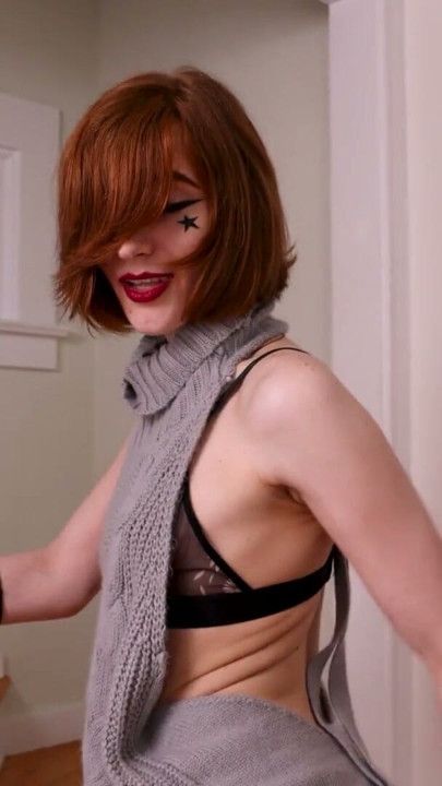 GROOBYGIRLS - Pembe meme uçlu kızıl travesti devasa dildo ile kıçını mastürbasyon yapıyor | Clip 1