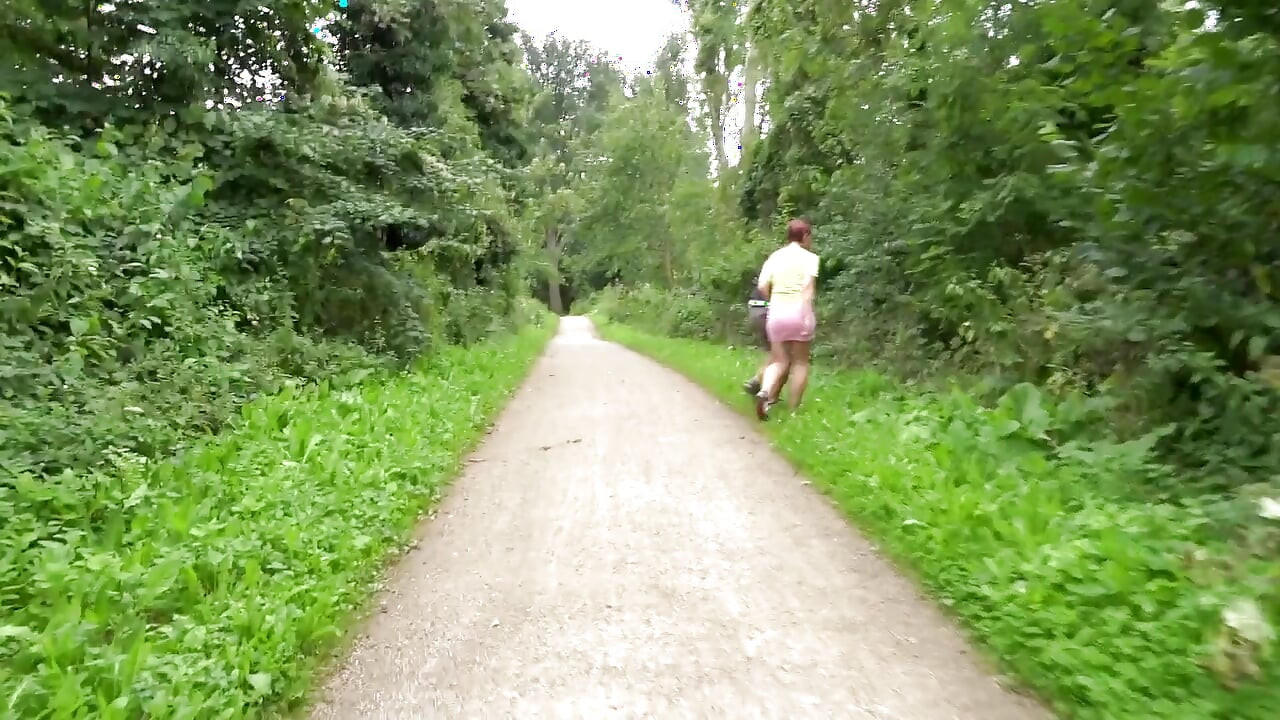 Trojka na otvorenom, oralni seks u autu i dvostruka penetracija pičke s velikom guzicom crvenokose mlade cure