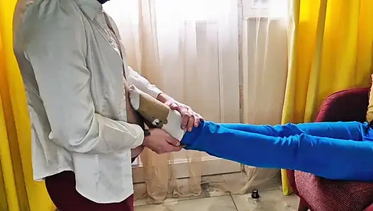 Nach einem langen Spaziergang in Turnschuhen sind meine Füße verschwitzt. Es ist zeit für eine fußmassage von meiner devoten.