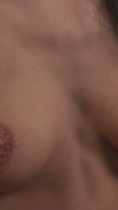 Fışkırtırken gerçekten yüksek sesle inliyor seksi esmer Aliz sert sikildiğinde ne yapıyor | Klip 1