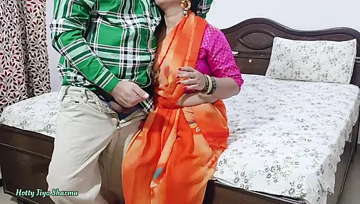 Desi bhabhi kitchen meBartan Dho rahi thi tabhi devar ne piche se bhabhi ki le li